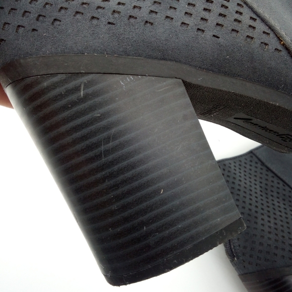 American Eagle Dark Navy Blue Laser Cut Chunky Heel Vegan Boots Booties 11 - Picture 9 of 12